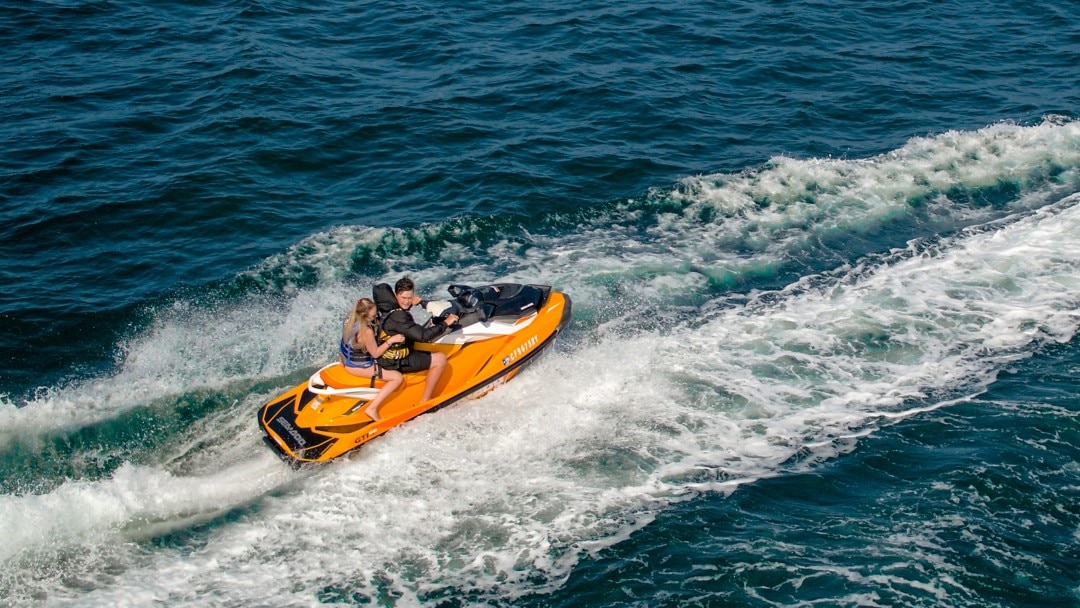 deux pilotes de sea-doo au large des côtes de Californie