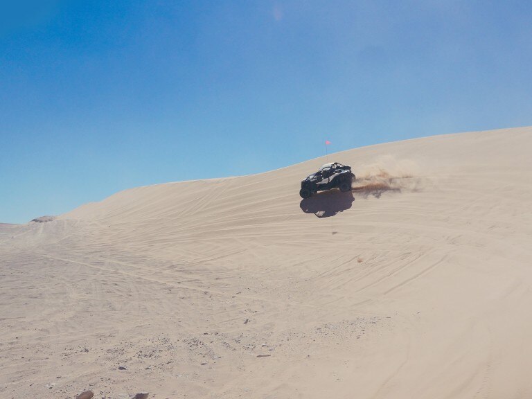Maverick X3 dans les dunes de sable à Las Vegas