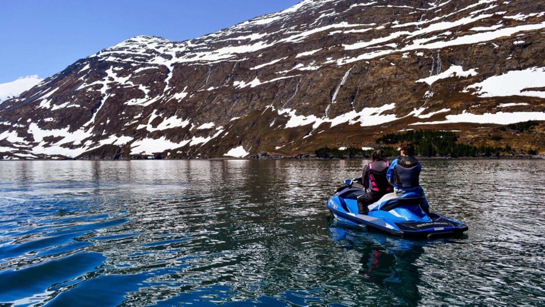 Deux personnes sur une motomarine en Alaska