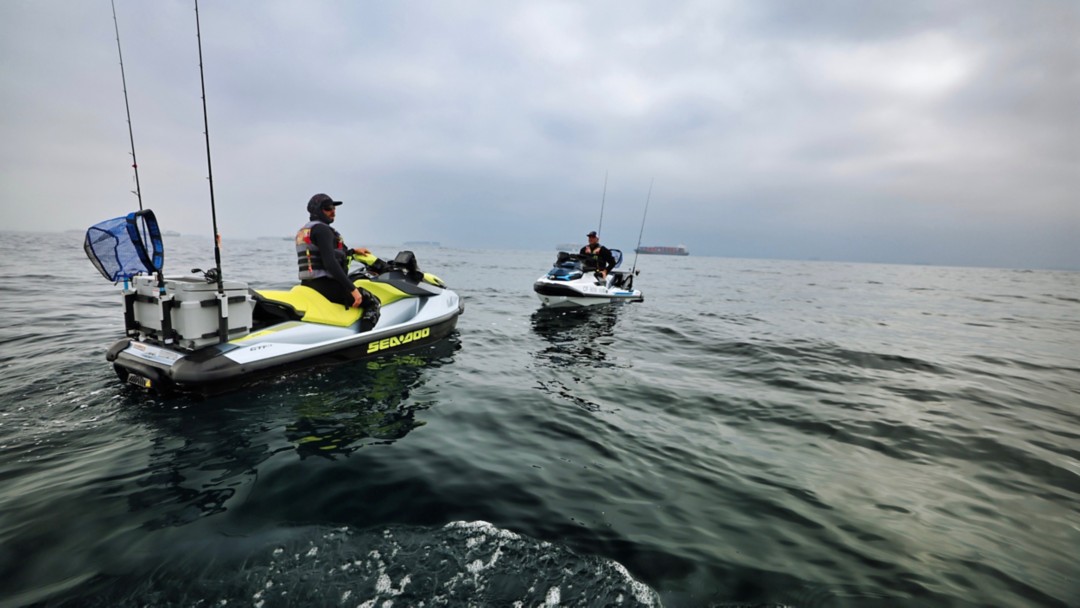 Deux hommes sur Sea-Doo Fish Pro dans l'océan