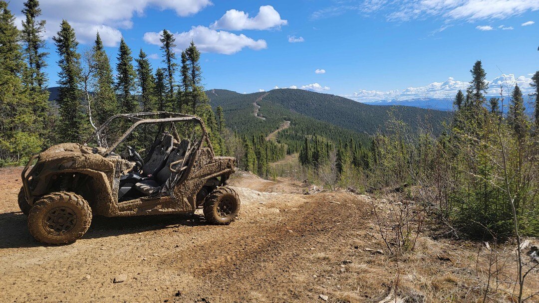 Un VCC Can-Am garé dans la forêt