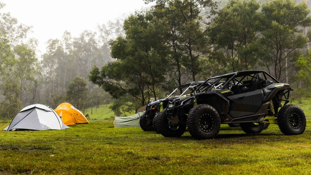 Can-Am Off-Road sur un site un campement