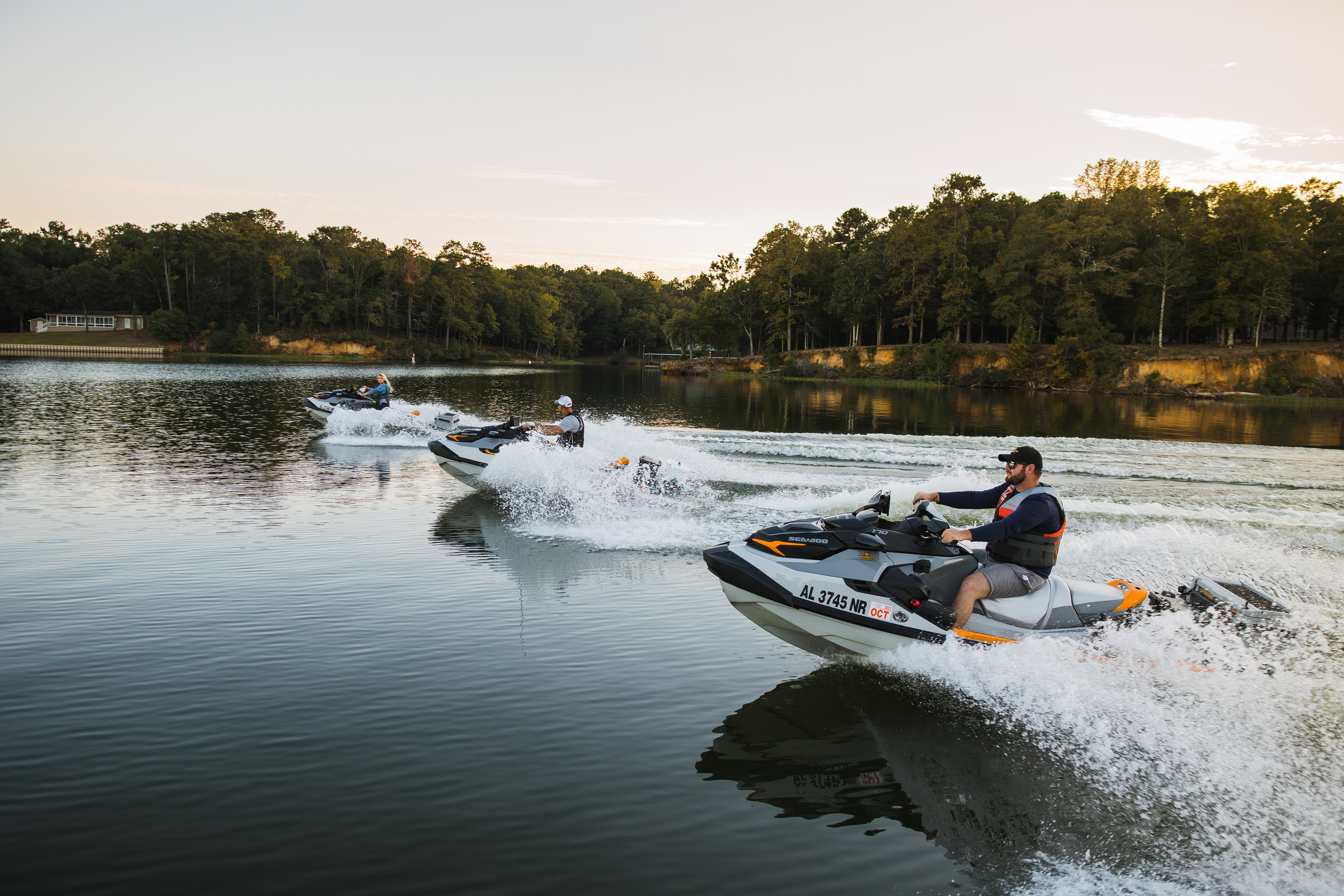 trois pilotes de sea-doo lors d'une journée en Alabama