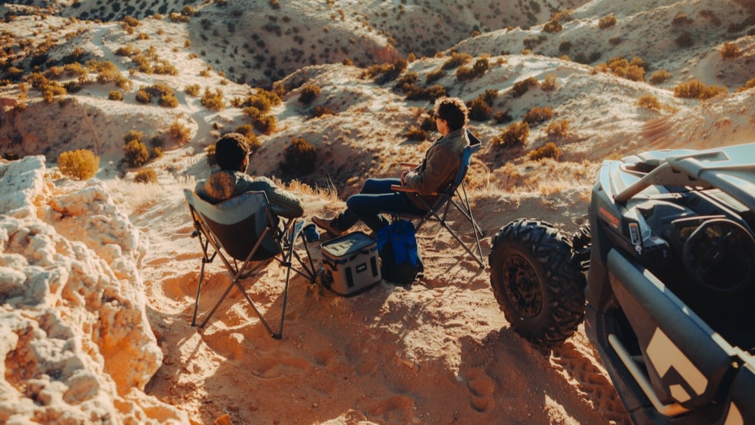 deux personnes profitant de la vue sur le désert
