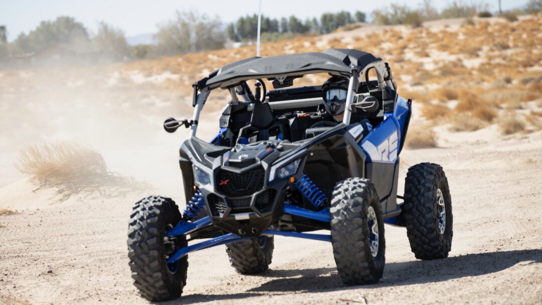 Un homme conduisant un SSV Can-Am Maverick