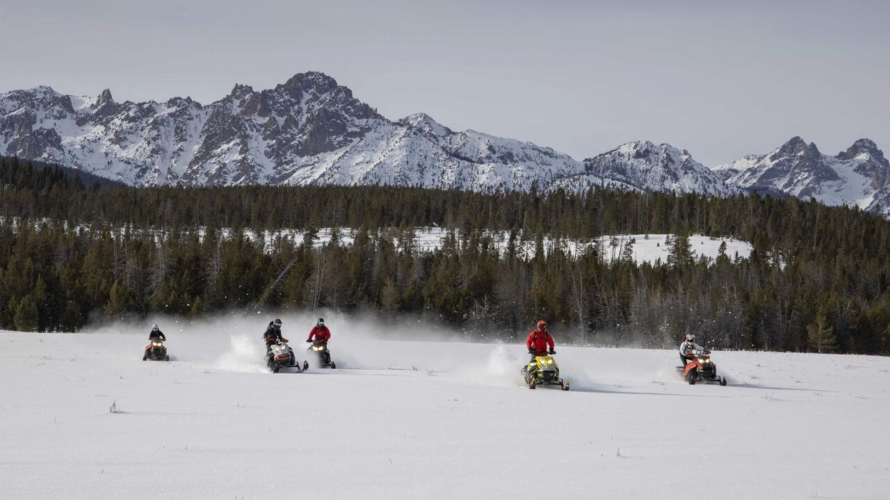 UNSO-CY22-SKI-SmileyCreekLodge-fam-SCLwinter21 - 16x9 - 1