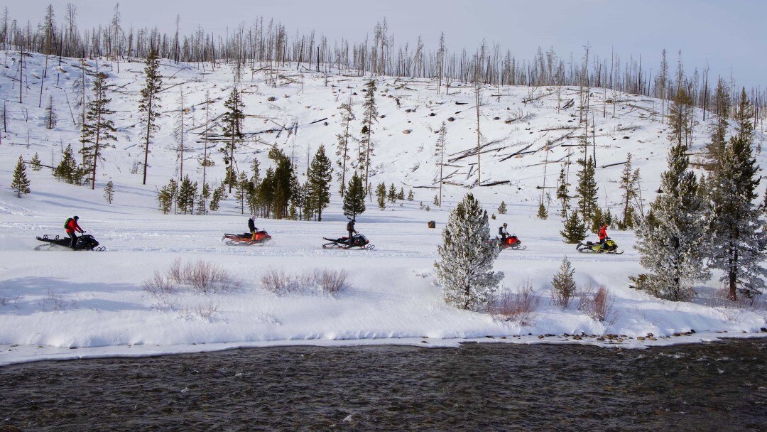 groupe de pilotes de Ski-Doo sur une rivière