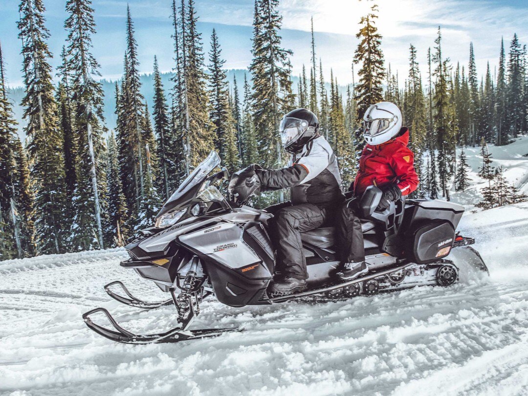 Explorez une chute d'eau gelée en Ski-Doo à Panorama, C.-B.