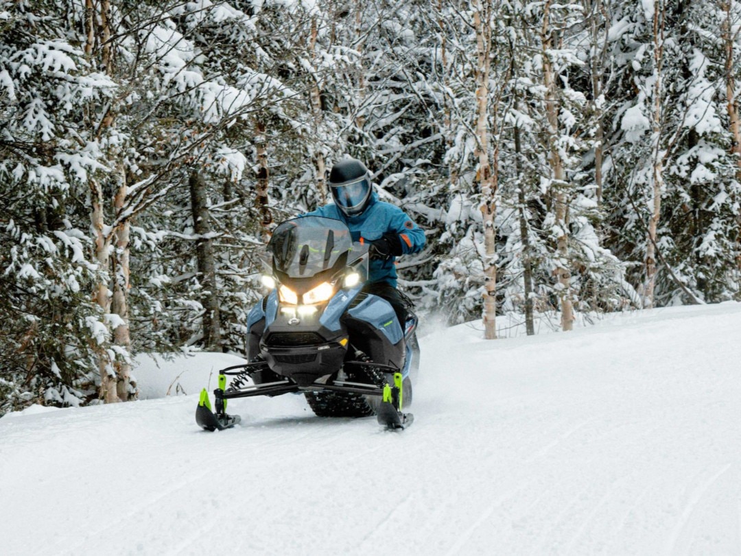 Repoussez vos limites lors de cette excursion en Ski-Doo à Panorama, C.-B.