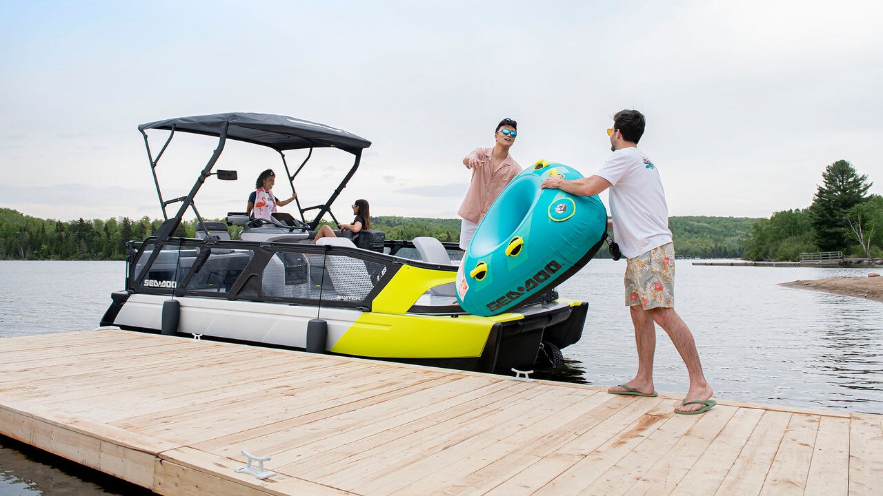 Amis montant à bord d'un ponton Sea-Doo Switchv
