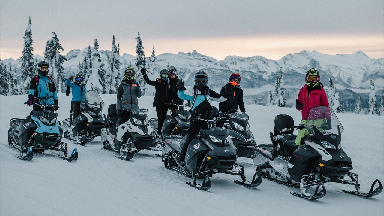 UNSO-CY22-SKI-GreatCanadianTours-Fam-P1053691-16x9