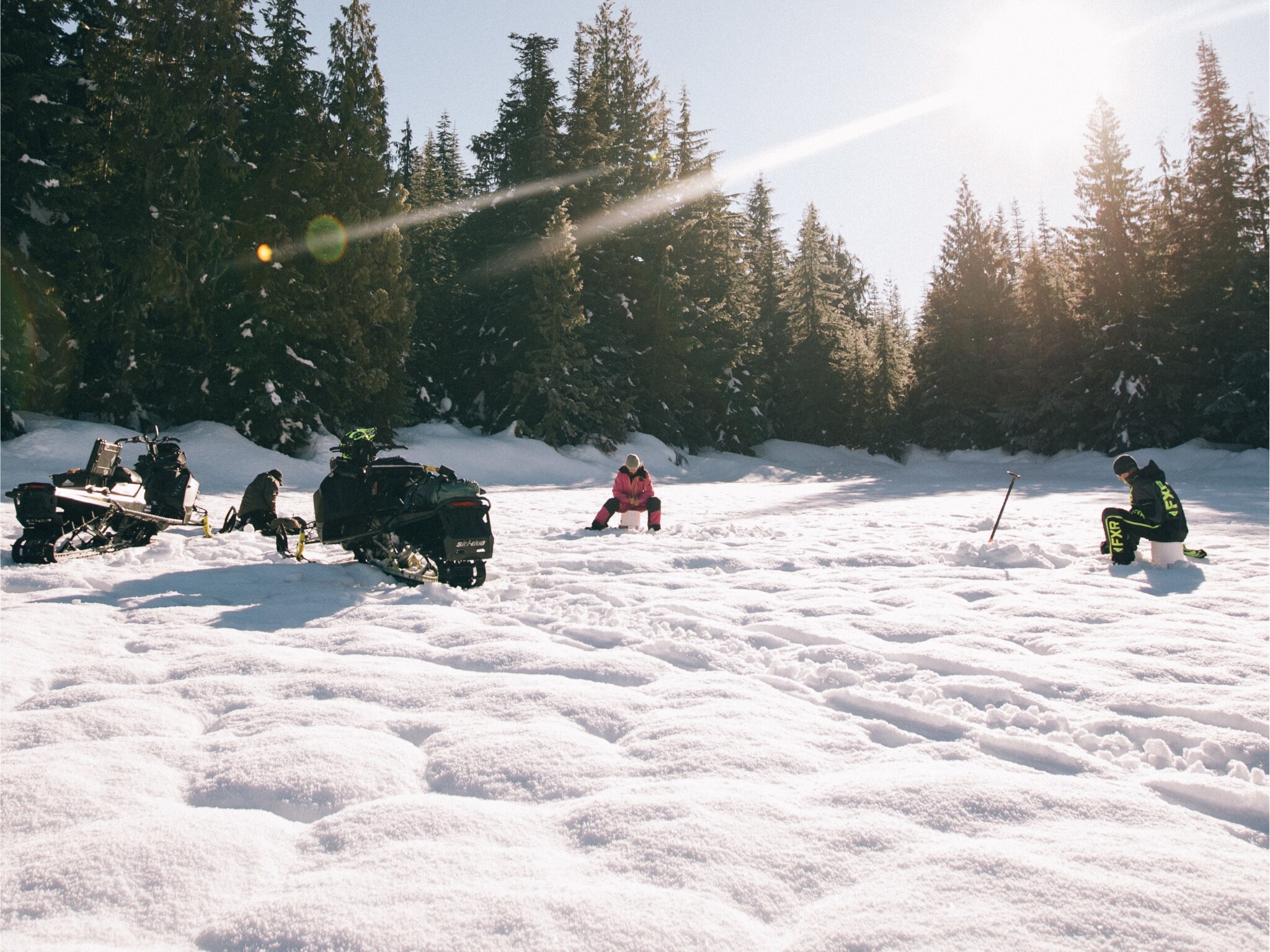 Profitez d'une aventure en Ski-Doo et de la pêche sur glace dans Whistler