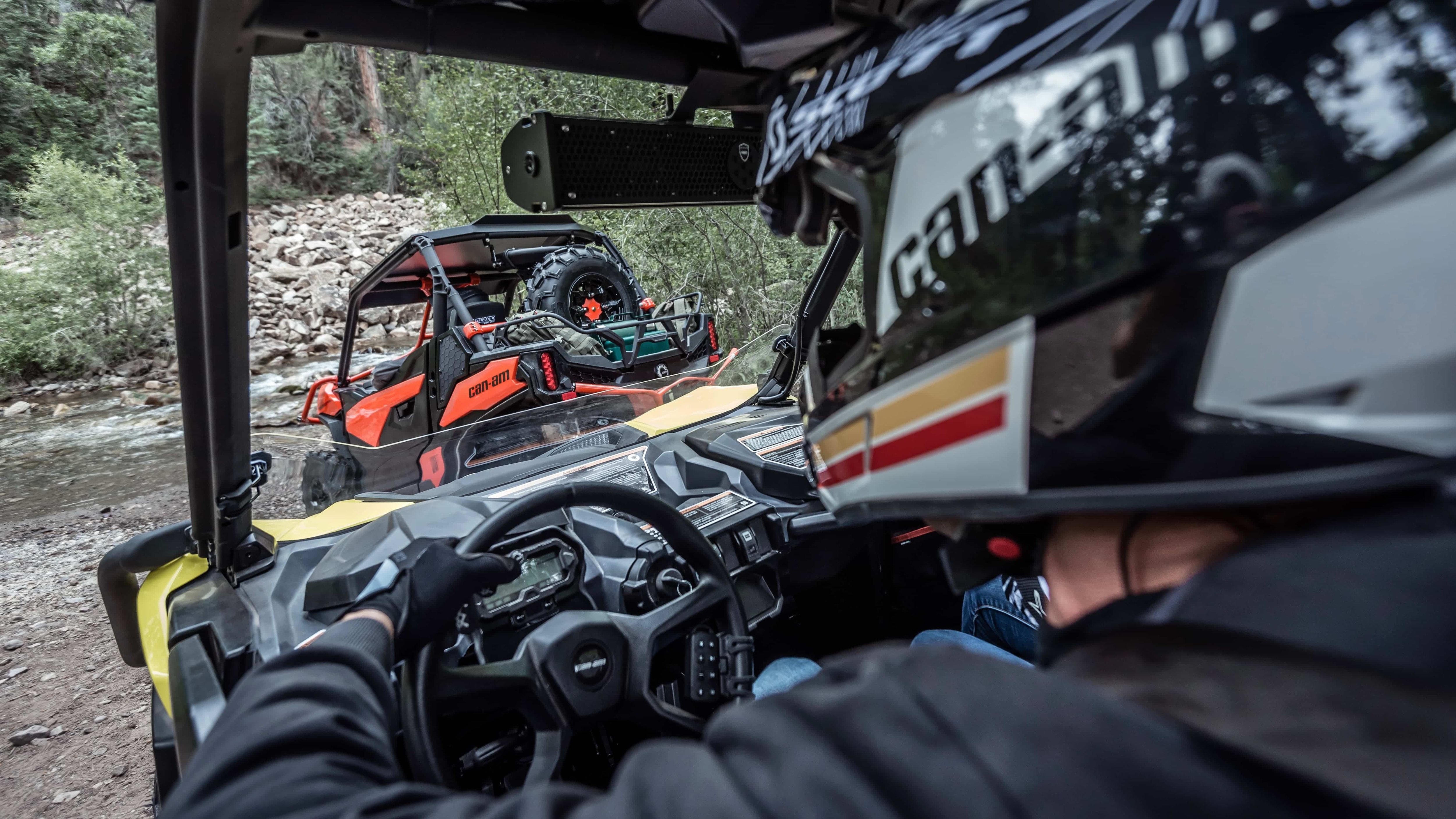 Hommes traversant une rivière au volant de VCC