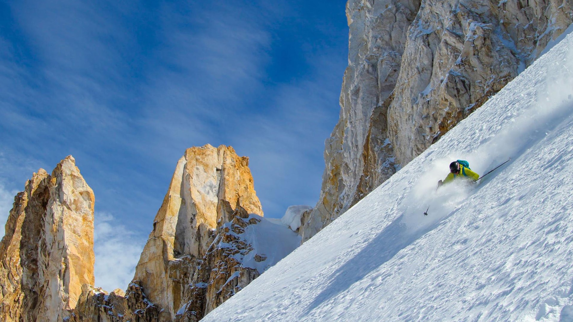 Une personne qui fait du ski alpin sur une montagne