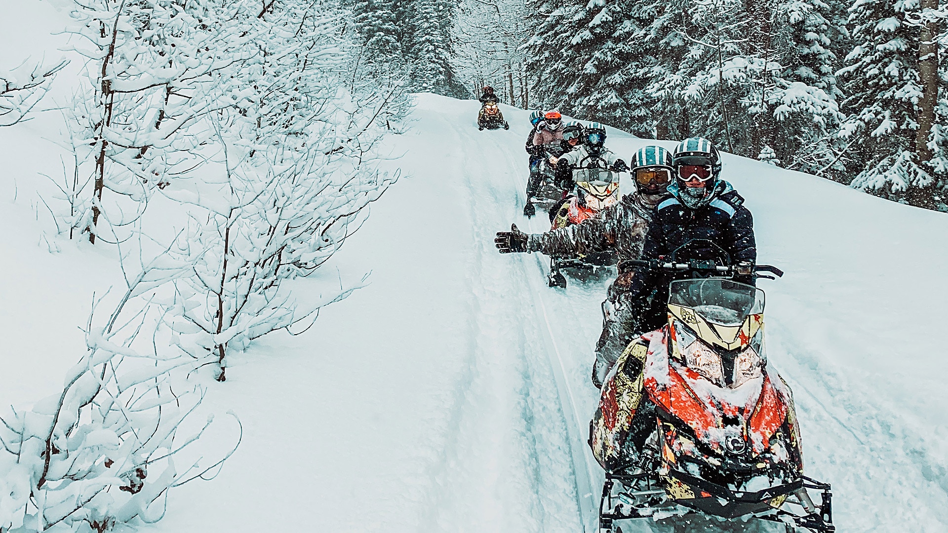 Un groupe de personnes au volant de leur Ski-Doo
