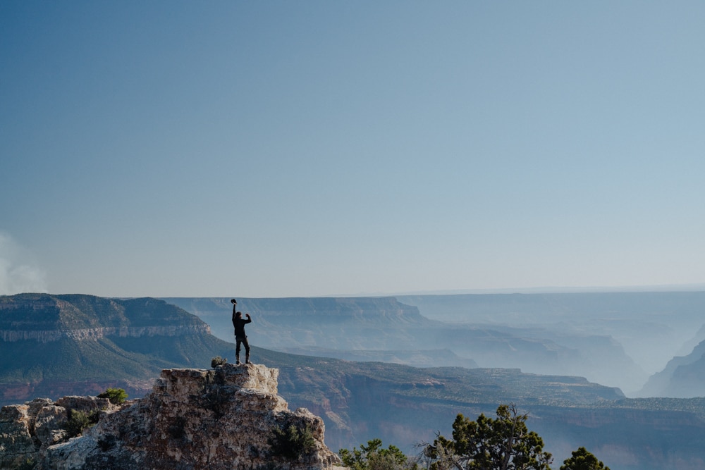 Homme au sommet d'une montagne