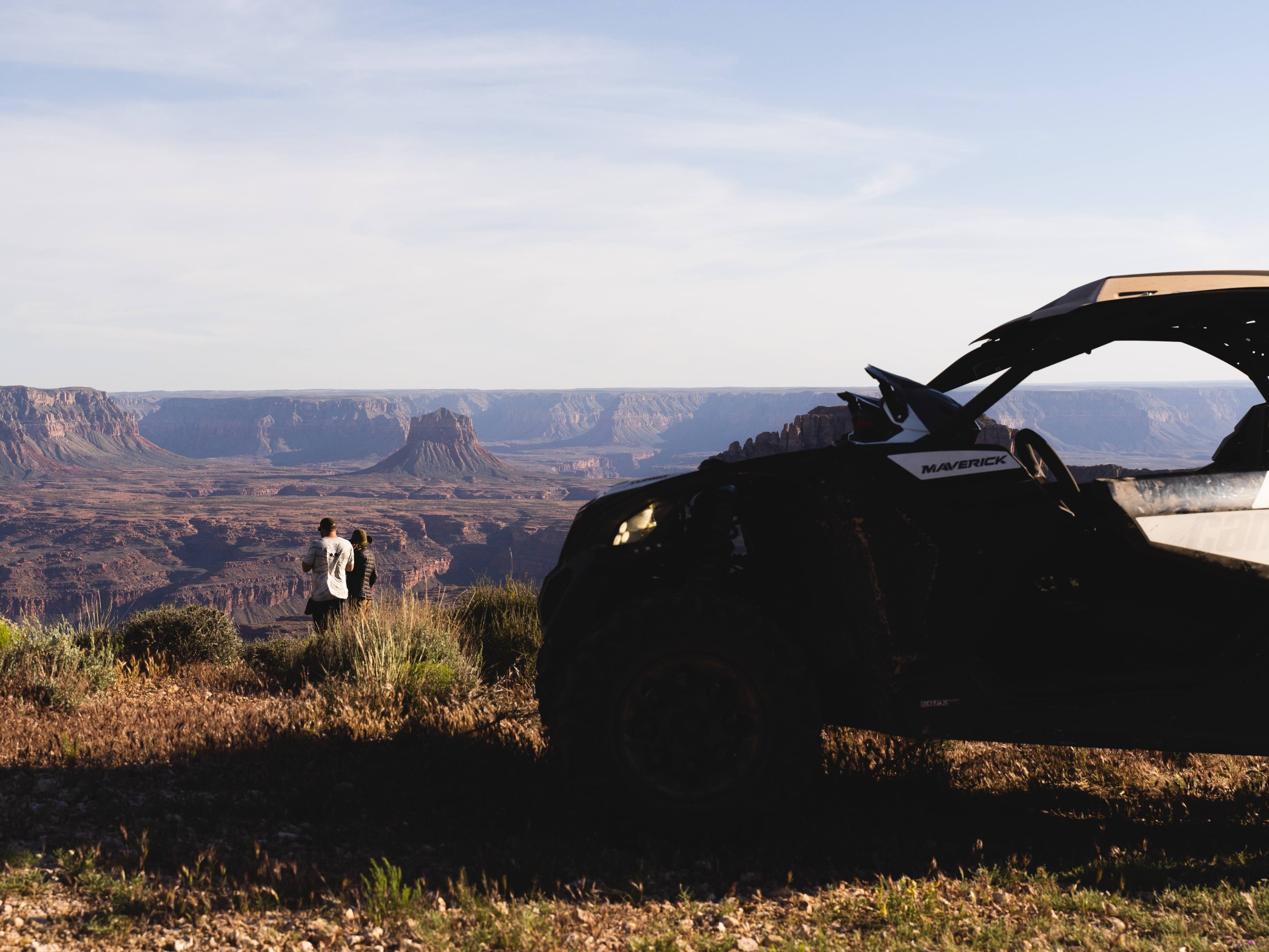 Homme et femme devant le Grand Canyon avec Maverick X3
