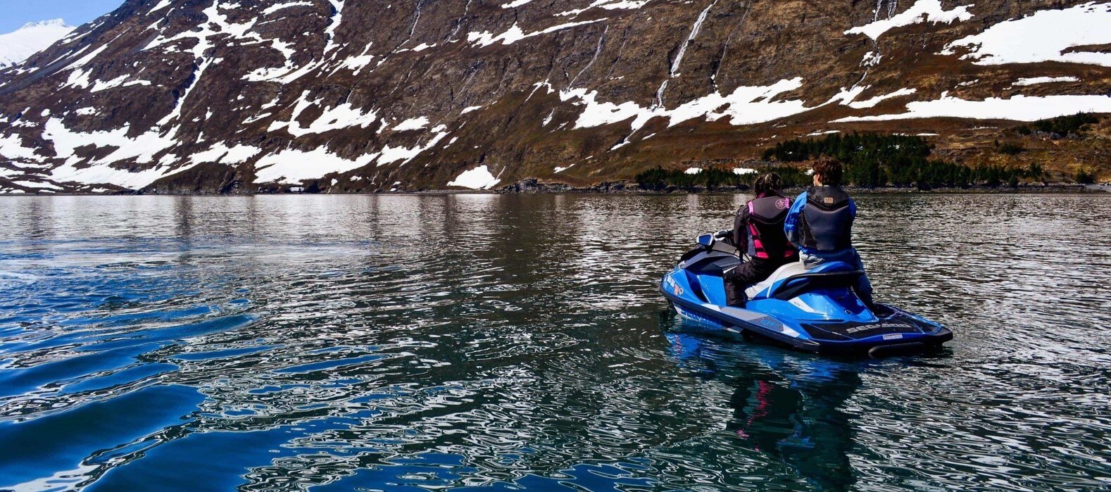 Deux personnes sur une motomarine en Alaska