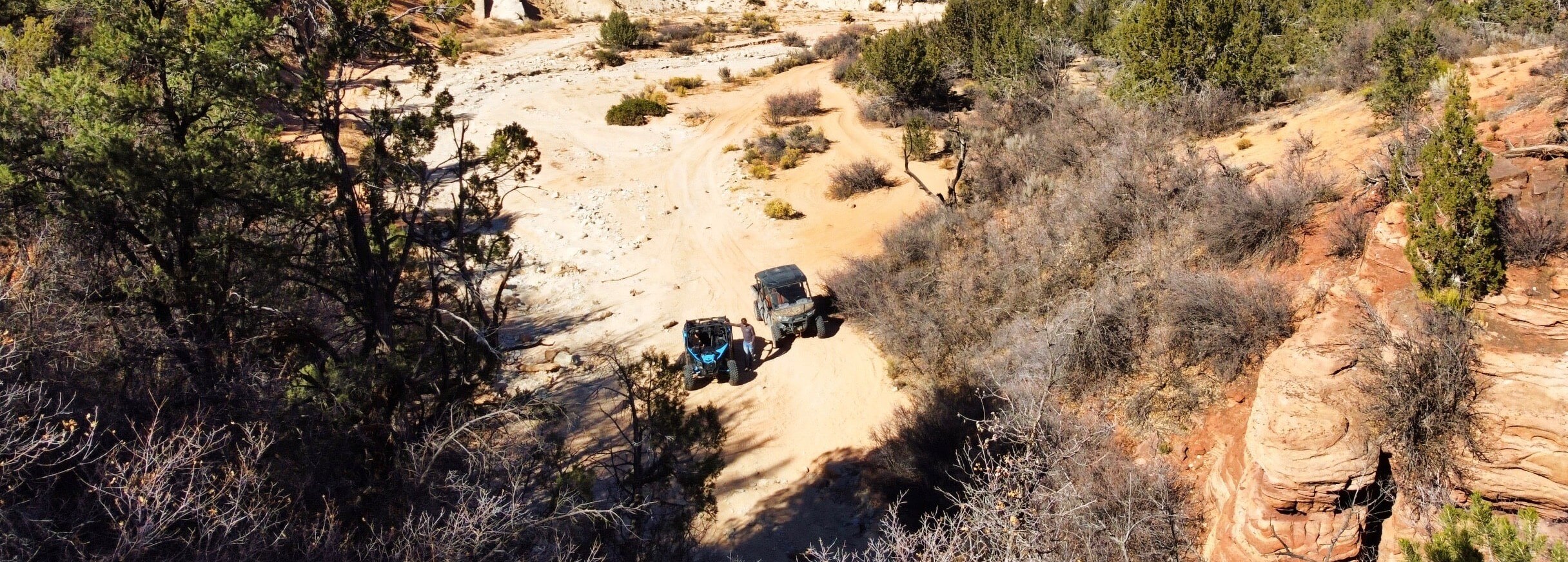 Two UTV in bewteen mountains in the desert