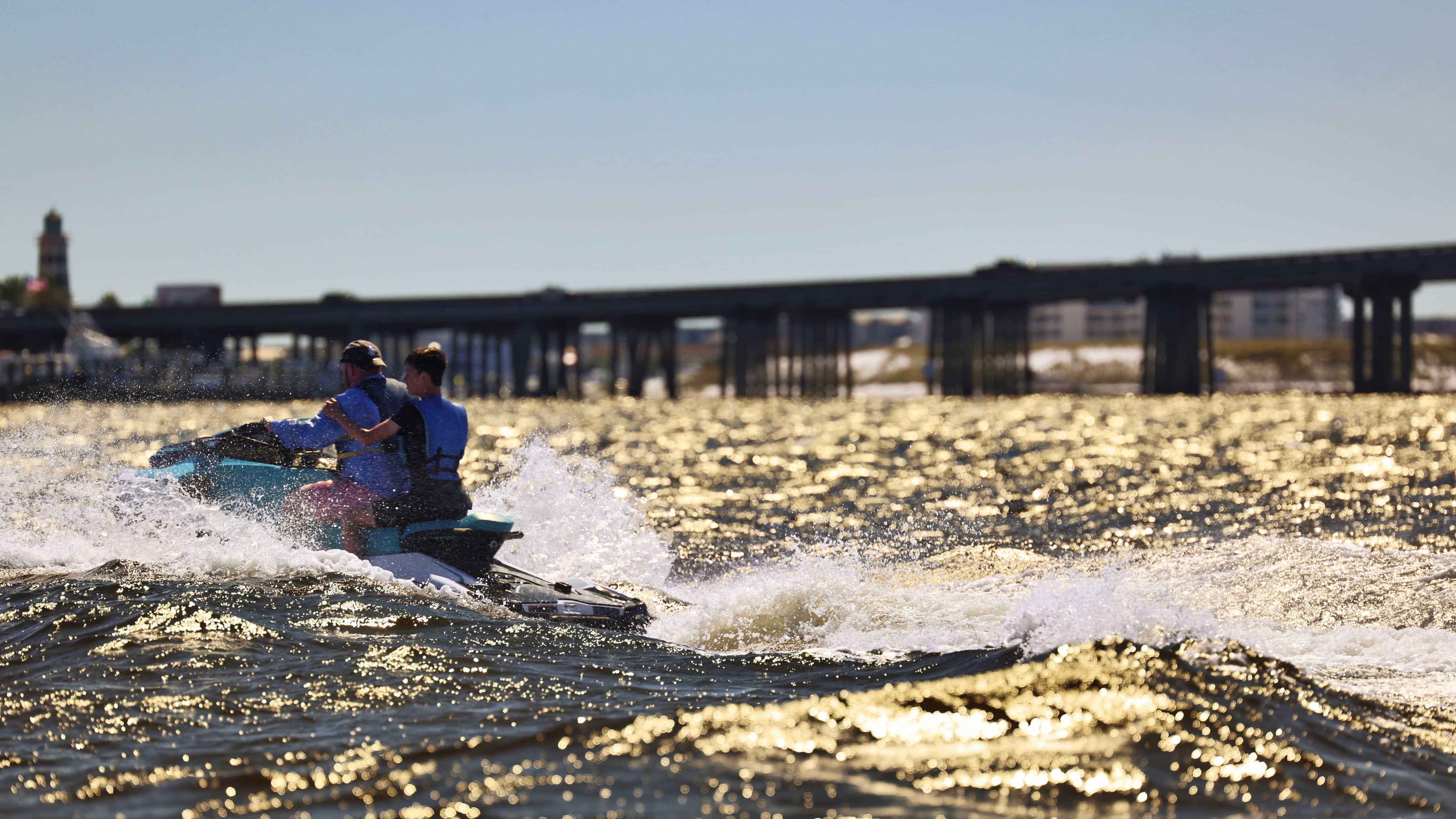 Deux hommes sur un Sea-Doo