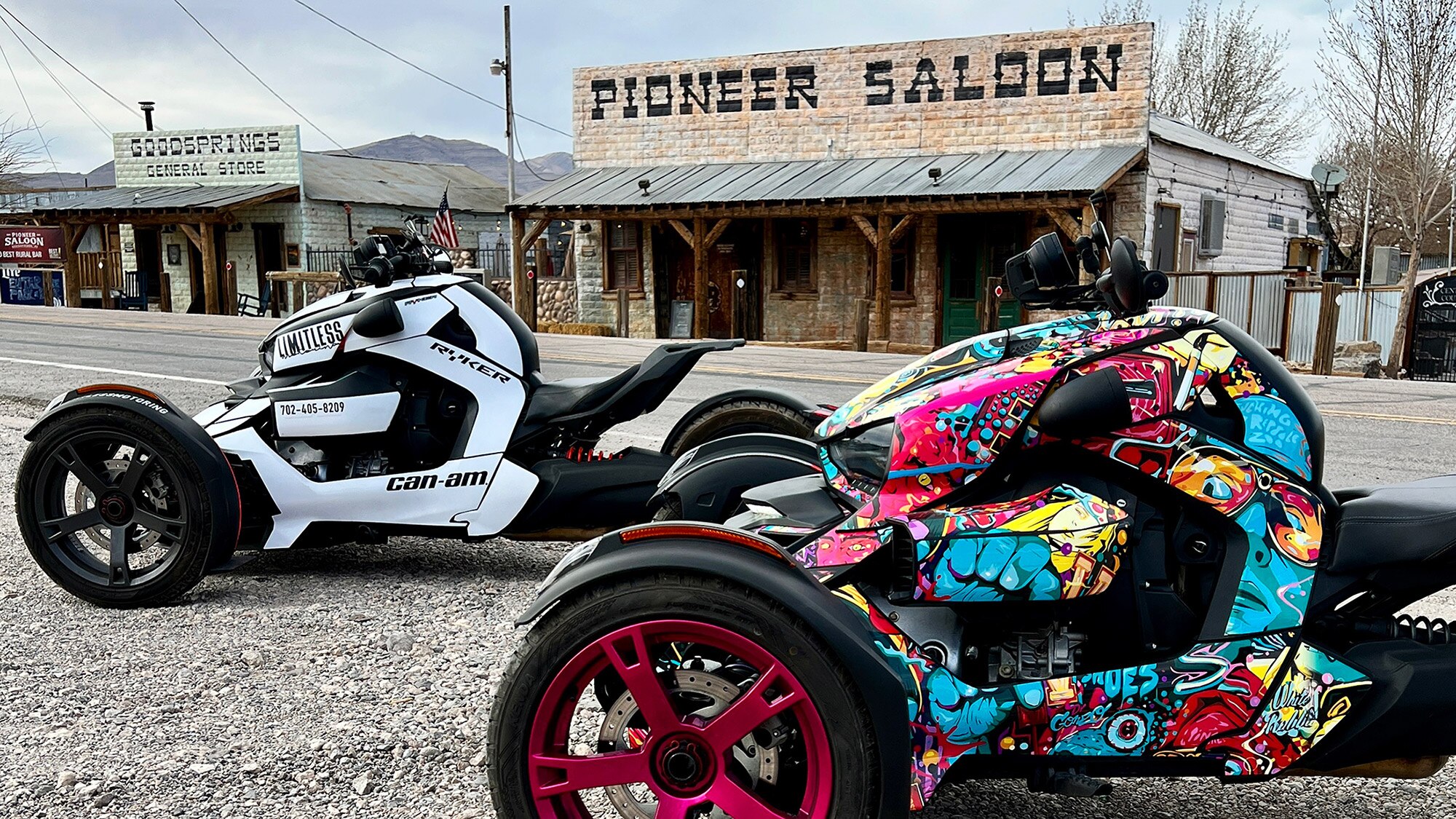 Deux Rykers personnalisés garés devant un vieux saloon