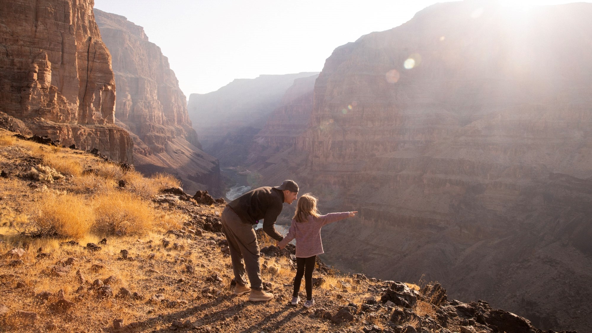 Papa et enfant au dessus du Grand Canyon